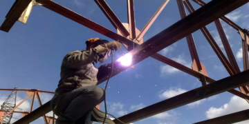 Assembly of metal structures and installation of sandwich panels