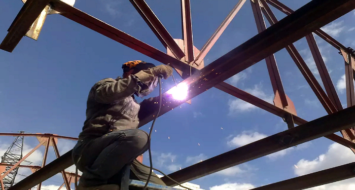 Assembly of metal structures and installation of sandwich panels