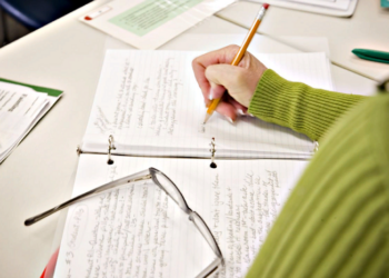 ΠΡΠΈΠΊΠ° Π·Π°ΠΌΠΎΠ²Π»Π΅Π½Π½Ρ ΠΌΠ°Π³ΡΡΡΠ΅ΡΡΡΠΊΠΎΡ ΡΠΎΠ±ΠΎΡΠΈ: Π΄ΡΠΌΠΊΠΈ Π΅ΠΊΡΠΏΠ΅ΡΡΡΠ² ΡΠ° Π½Π°ΡΠΊΠΎΠ²ΡΡΠ²