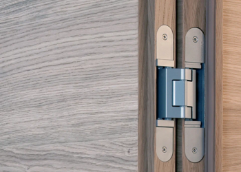 Двери со скрытыми петлями: достоинства и установка