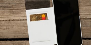 Правда ли, что банковскую карту опасно носить в чехле для смартфона