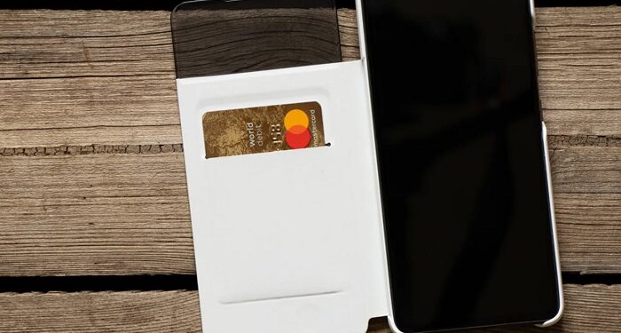 Правда ли, что банковскую карту опасно носить в чехле для смартфона