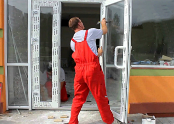 Як правильно встановити пластикові двері та декілька порад