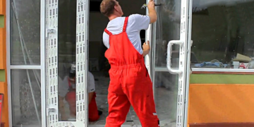 Як правильно встановити пластикові двері та декілька порад