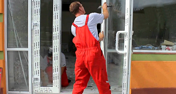 Як правильно встановити пластикові двері та декілька порад