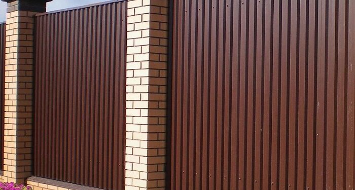 Профнастил: універсальний матеріал для покрівлі, фасадів та парканів