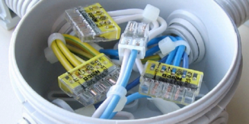 Як виконати монтаж проводів у сполучній коробці