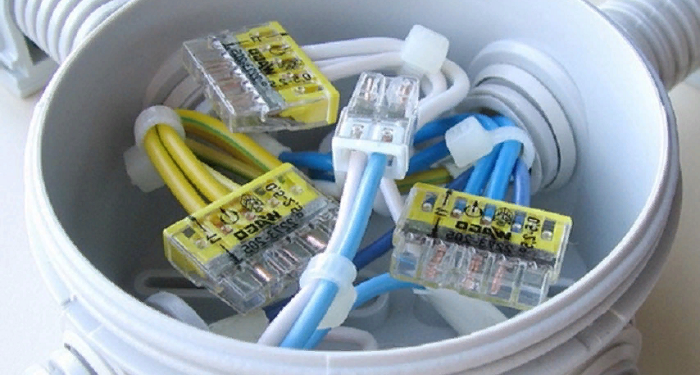 Як виконати монтаж проводів у сполучній коробці