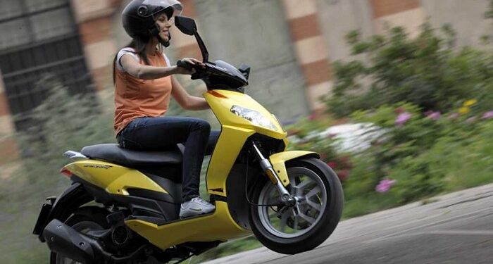 Скутер: мобільність, практичність та заощадження палива