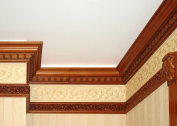 Как выбрать и установить интерьерные багеты на потолок