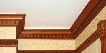 Как выбрать и установить интерьерные багеты на потолок