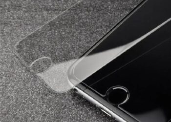 Защитное стекло для смартфона: как выбрать и как менять