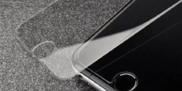 Защитное стекло для смартфона: как выбрать и как менять