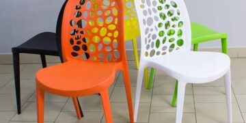 Пластикові стільці: переваги, особливості та основні характеристики