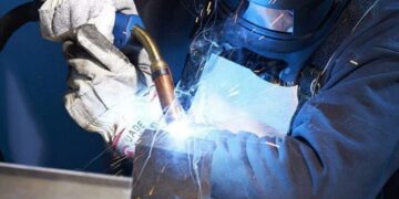 Полуавтоматическая сварка: основные достоинства и правила применения