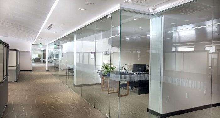 Перегородки из стекла для офиса: основные достоинства и установка