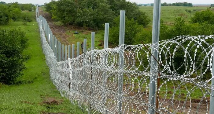 Заборы и ограждения из колючей проволоки: достоинства и установка