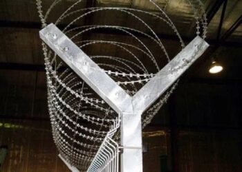 Монтаж колючей проволоки своими руками: цена материала, основные правила и рекомендации