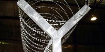 Монтаж колючей проволоки своими руками: цена материала, основные правила и рекомендации