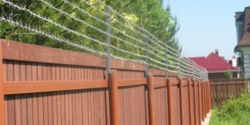 Монтаж колючей проволоки – идеи и правила, полезные рекомендации