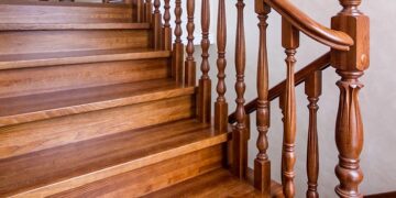 Деревянные лестницы: основные достоинства и сфера применения