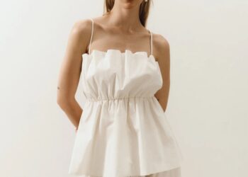 Літні образи для жінок: костюми, штани й топи, які створюють стиль