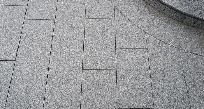 Гранитные плиты мощения: преимущества и правильная укладка для прочных покрытий