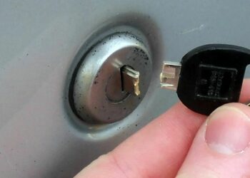 What to do if your key is stuck in your car door and how to remove it safely