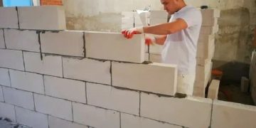 Будинок для декількох поколінь: як газоблок дозволяє легко добудувати кімнату