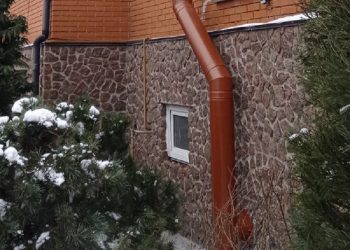Кольоровий димохід під фасад будинку: індивідуальне пофарбування нержавіючої труби